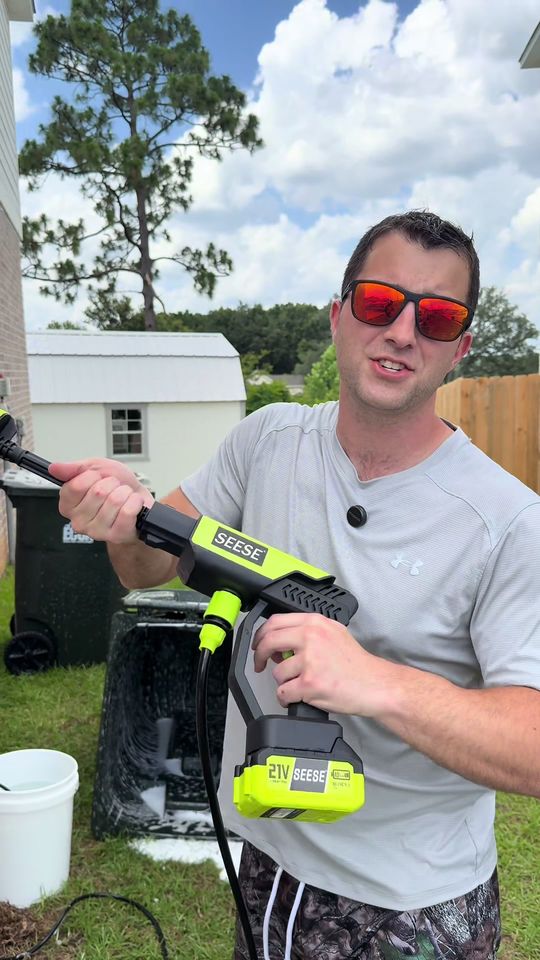 Thumbnail do vídeo: Cordless pressure washer